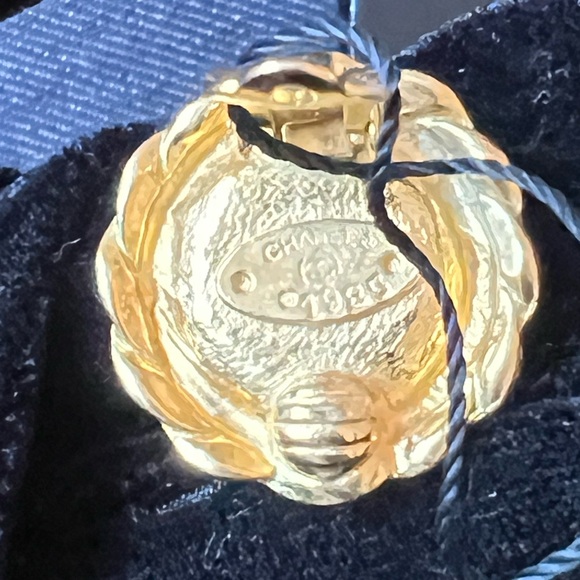 SALE!!! :) CHANEL Authentic Clip on Earrings - Picture 4 of 9